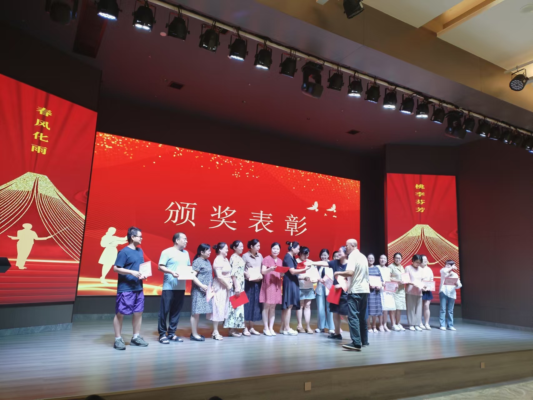 9月10日，曙光学校教师节文艺晚会在mk网-mk网（中国）
溢香园酒店举办